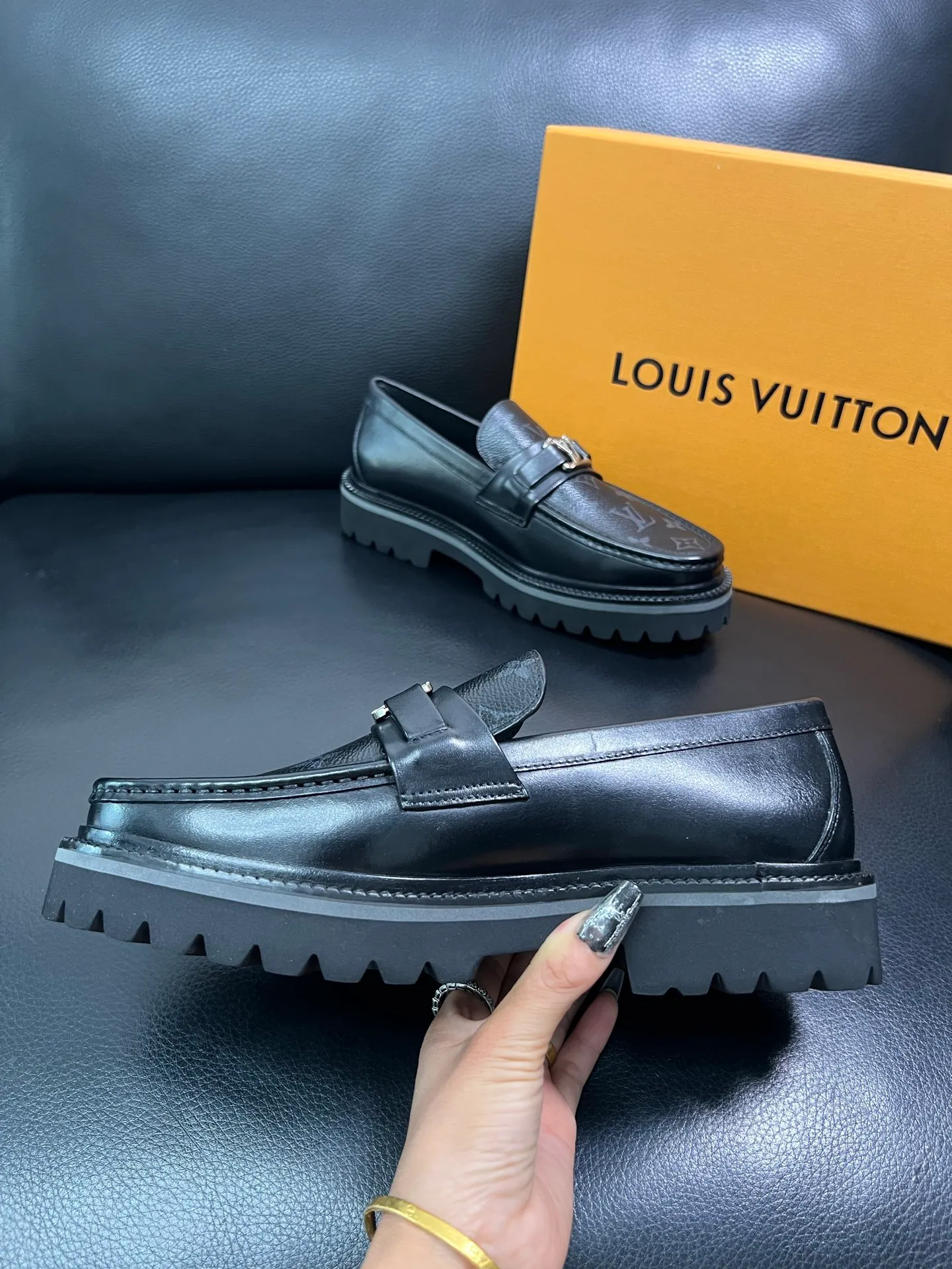 Men's shoes 💰780 Lv top purchasing Louis Vuitton leather shoes counter synchronization, uppers imported from Italy, imported water-dyed cowhide lining, soles: original soles specially provided by the original factory, original factory follow-up goods, high quality, welcome to compare, code number 38-44 (customized 45) 85842